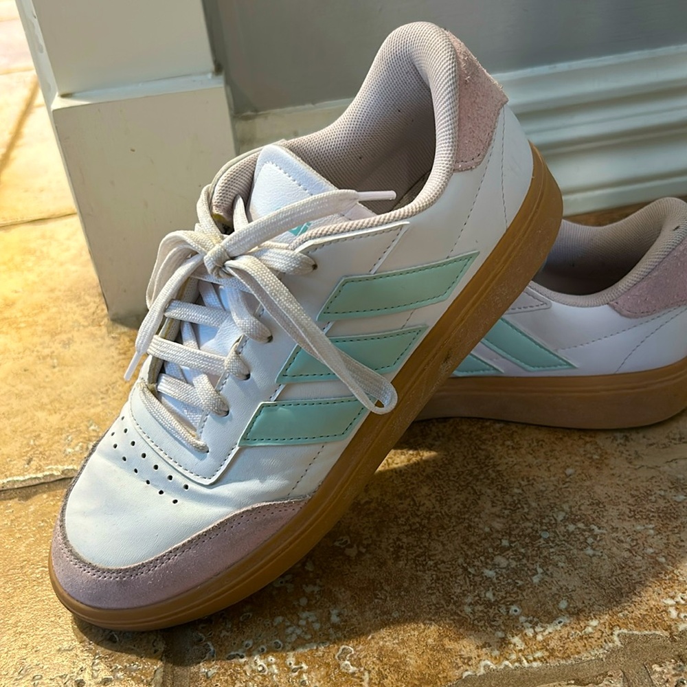 Adidas sneakers/trainers women size 7, worn 4/5 times. Excellent condition.